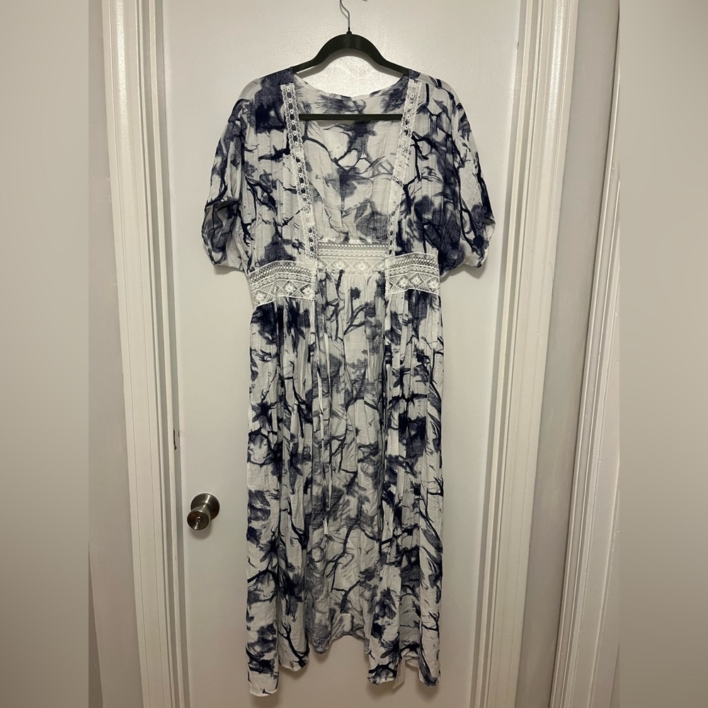 Hibluco beautiful wrap dress/ kimono size M blue and white never worn